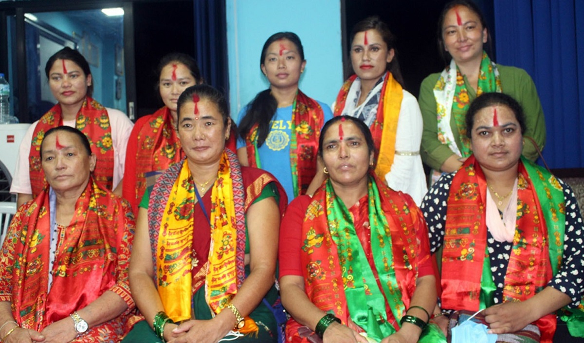 म्याग्दी, बेनीको उज्यालो वैकल्पिक विद्यालयबाट यसपालि एसइइ पास गरेका आमाहरू। तल्लो लहर बायाँबाट क्रमशः भुलमाया तिलिजा, भुलकुमारी रोका, लालकुमारी सापकोटा र सविना नेपाली। माथिल्लो लहर बायाँबाट क्रमशः  सलिना बिक, पुष्पा शाही, ललिता तिलिजा, रेणु बिक र तिर्सना भण्डारी। तस्बिरः कमल खत्री/रासस